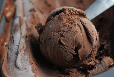 ev yapımı çikolatalı dondurma kaşık