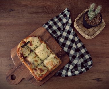 Pizza domates sosu ve jambon peynir seçici odak, resim vintage tarzı ekmeğine tost