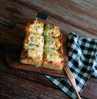Pizza domates sosu ve jambon peynir seçici odak, resim vintage tarzı ekmeğine tost