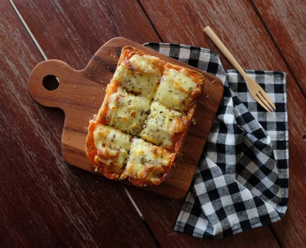 Pizza Pão Torrado Com Molho Tomate Queijo Presunto Foco Seletivo — Fotografia de Stock