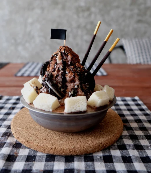 Ghiaccio Rasato Con Sciroppo Latte Cioccolato Fragola — Foto Stock