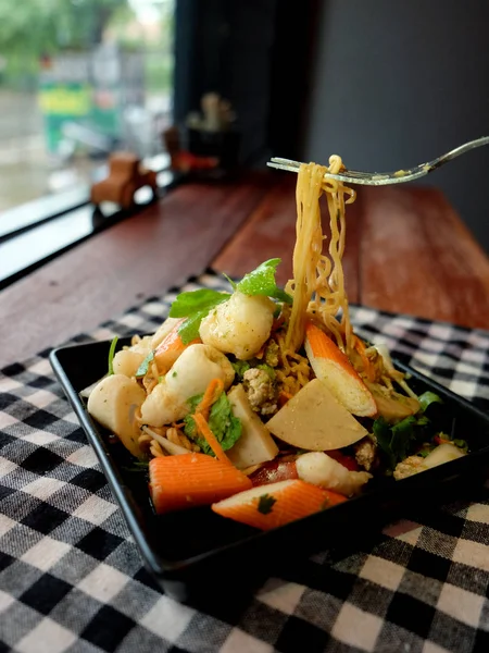 Ensalada Tailandesa Agria Picante Fideos Mariscos Apio Cerdo Gambas — Foto de Stock