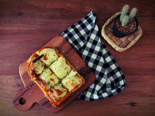 Pizza Rostat Bröd Med Tomat Sås Och Skinka Ost Selektiv — Stockfoto