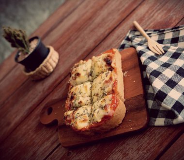 Pizza domates sosu ve jambon peynir seçici odak, resim vintage tarzı ekmeğine tost