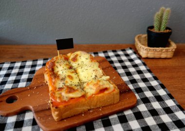 Pizza domates sosu ve jambon peynir seçici odak, resim vintage tarzı ekmeğine tost