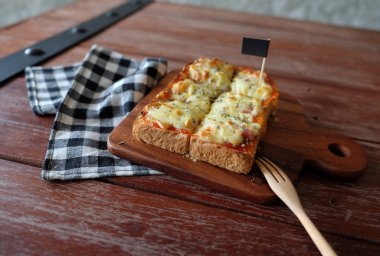 Pizza domates sosu ve jambon peynir seçici odak, resim vintage tarzı ekmeğine tost 