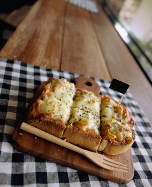 Pizza domates sosu ve jambon peynir seçici odak, resim vintage tarzı ekmeğine tost