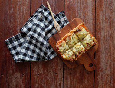 Pizza domates sosu ve jambon peynir seçici odak, resim vintage tarzı ekmeğine tost 