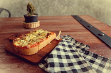 Pizza domates sosu ve jambon peynir seçici odak, resim vintage tarzı ekmeğine tost