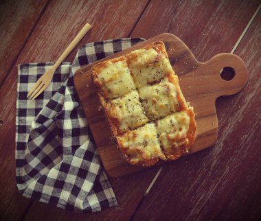 Pizza domates sosu ve jambon peynir seçici odak, resim vintage tarzı ekmeğine tost