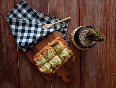 Pizza domates sosu ve jambon peynir seçici odak, resim vintage tarzı ekmeğine tost 