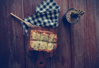 Pizza domates sosu ve jambon peynir seçici odak, resim vintage tarzı ekmeğine tost