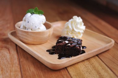 Vanilyalı dondurma ile nane kase ev yapımı organik ürün