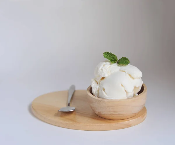自家製有機製品のボウルにミントとバニラのアイスクリーム — ストック写真
