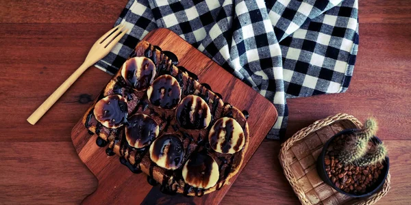 Tosty Plastrami Bananów Orzechów Czekoladą Karmelem Syrop — Zdjęcie stockowe