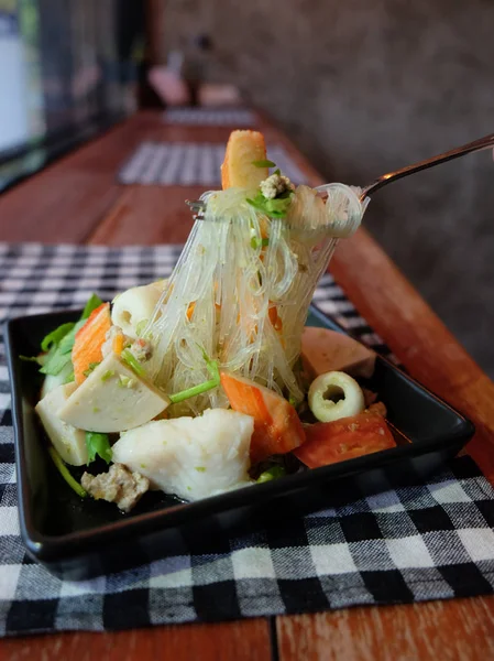 Salade Thaïlandaise Aigre Fruits Mer Épicés Avec Tomate Nouilles Verre — Photo