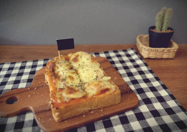 Pizza Rostat Bröd Med Tomat Sås Och Skinka Ost Selektiv — Stockfoto