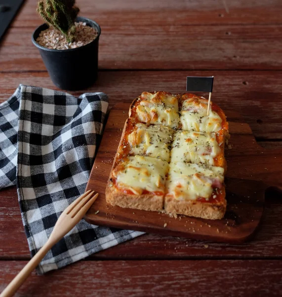 Pizza Rostat Bröd Med Tomat Sås Och Skinka Ost Selektiv — Stockfoto