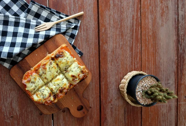 Pizza Rostat Bröd Med Tomat Sås Och Skinka Ost Selektiv — Stockfoto