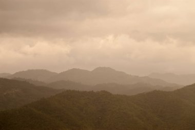 Güzel manzara gündoğumu doğa arka plan dağlar ve gökyüzü altın renk