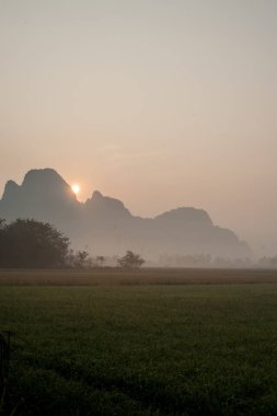 Güzel manzara gündoğumu doğa arka plan dağlar ve gökyüzü altın renk