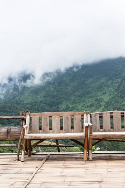 sandalye Ahşap Teras doğal tepenin arka planda