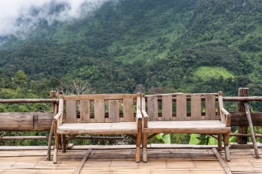 sandalye Ahşap Teras doğal tepenin arka planda