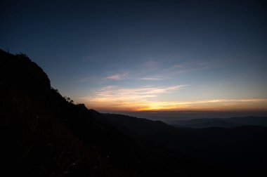 Güzel manzara gündoğumu doğa arka plan dağlar ve gökyüzü altın renk