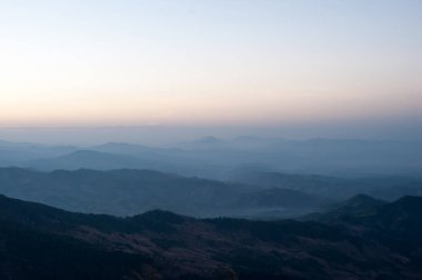 Güzel manzara gündoğumu doğa arka plan dağlar ve gökyüzü altın renk