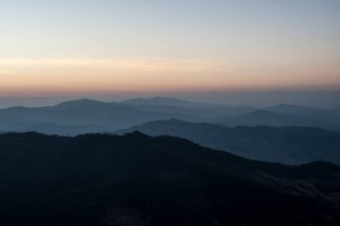 Güzel manzara gündoğumu doğa arka plan dağlar ve gökyüzü altın renk