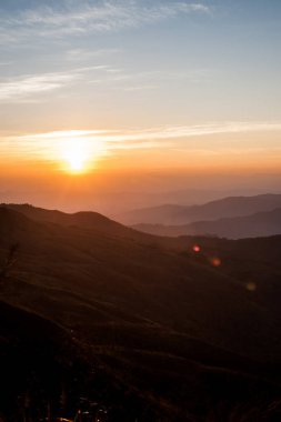 Güzel manzara gündoğumu doğa arka plan dağlar ve gökyüzü altın renk