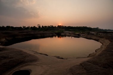 Rock görünmeyen günbatımı taş görünümü Sam Pan Bok Grand Canyon, Ubon ratchathani, kuzeydoğu Tayland delikleri
