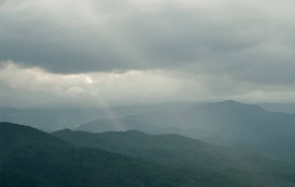 美丽的高山景观和云蓝蓝的天空 — 图库照片