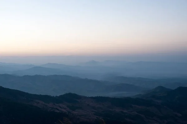 Hermoso Paisaje Amanecer Naturaleza Fondo Montañas Cielo Color Oro — Foto de Stock