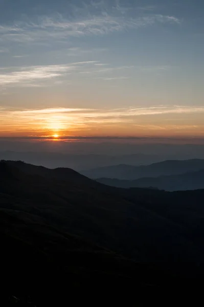 Krásná Krajina Sunrise Přírodní Pozadí Hory Barva Oblohy Zlaté — Stock fotografie