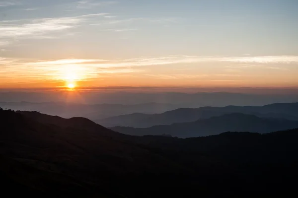 Красивый Пейзаж Восхода Солнца Природа Фон Горы Небо Золотой Цвет — стоковое фото