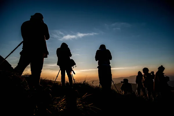 Silhouette Eines Fotografen Der Landschaft Bei Sonnenaufgang Fotografiert — Stockfoto