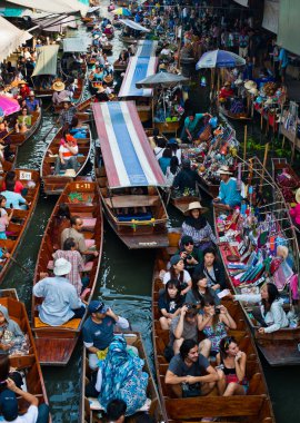 Damnoen Saduak - 25 Mart: renkli meyve, sebze ve Tayland mutfağı ile Damnoen Saduak Tayland'da 25 Mart 2007 yüklü birçok küçük tekne Featuring Damnoen Saduak yüzen Pazar