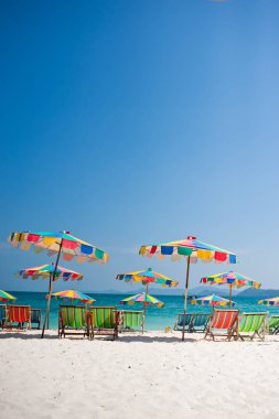 Plaj sandalyesini altında renkli şemsiyesi Beach Phuket, Tayland