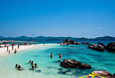 Phuket Tayland - Mart 16: Turistler Relax Phuket Tayland Beach 16 Mart 2010