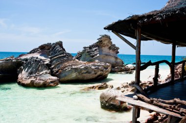 Tropikal beyaz kum plaj arainst mavi gökyüzü. Similan Adaları, Phuket Tayland