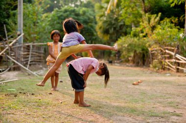 Kimliği belirsiz Laos çocuk oyun ve eğlence çocuk kırsal köyde Champasak, Laos