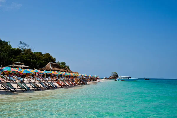 Praia Areia Branca Tropical Céu Azul Ilhas Similares Phuket Tailândia — Fotografia de Stock