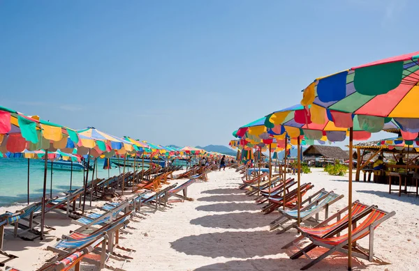 Cadeira Praia Sob Guarda Chuva Colorido Praia Phuket Tailândia — Fotografia de Stock