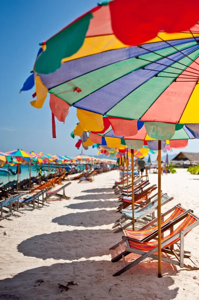 Cadeira Praia Sob Guarda Chuva Colorido Praia Phuket Tailândia — Fotografia de Stock