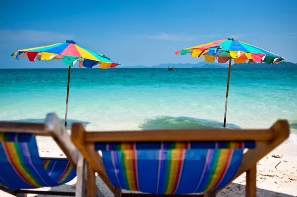 Cadeira Praia Sob Guarda Chuva Colorido Praia Phuket Tailândia — Fotografia de Stock