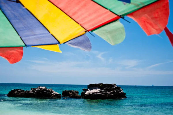 Praia Areia Branca Tropical Céu Azul Ilhas Similares Phuket Tailândia — Fotografia de Stock