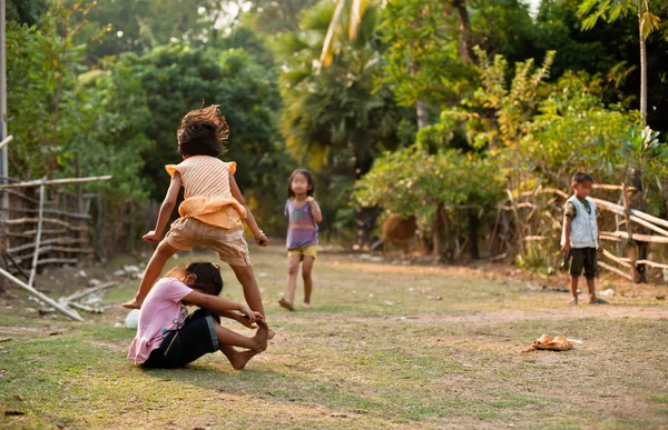 Неизвестные Дети Лаоса Играют Развлекают Детей Сельской Деревне Чампасаке Лаос — стоковое фото
