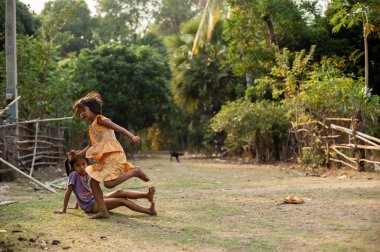 Champasak, Laos - 26 Şubat : Laos tanımlanamayan çocuklar oynamak ve Şubat'ta kırsal köyde çocukların eğlenceli 26, 2011 Champasak, Laos