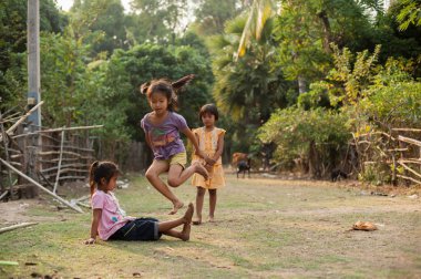 Champasak, Laos - 26 Şubat : Laos tanımlanamayan çocuklar oynamak ve Şubat'ta kırsal köyde çocukların eğlenceli 26, 2011 Champasak, Laos